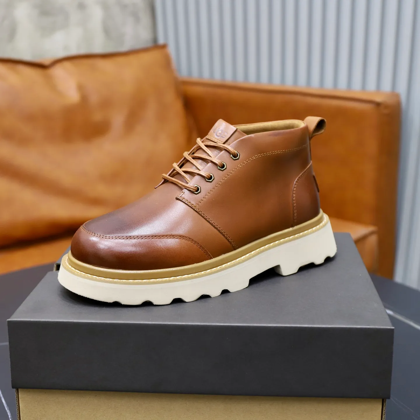 Ex-factory price: 680💰Thick wool imported from Australia Brand: UGG genuine purchase Size: 39-44 Grade: Official website 1:1 Material: First layer of genuine leather waterproof and antifreeze upper Real wool lining Original non-slip soft wear-resistant outsole Style category: Men's casual shoes Trendy style Comfortable on the feet Color: Official website color synchronization